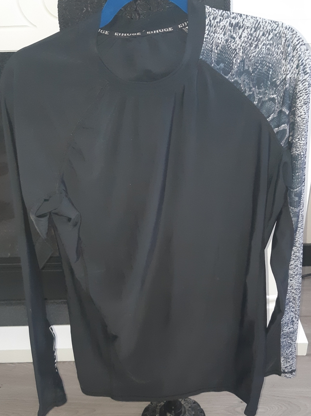 Men's Size Medium Black and Grey SnakeskinAthletic Sports Quick Dry Jersey Shirt